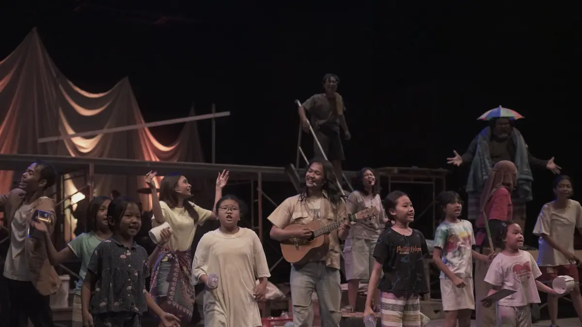 PENUH MAKNA: Pementasan Balada dari Timur yang dipentaskan oleh Kelompok Kerja Teater Akar di di Teater Arena, Taman Budaya Jawa Tengah. (HERNINDYA JALU/RADAR SOLO) 
‎