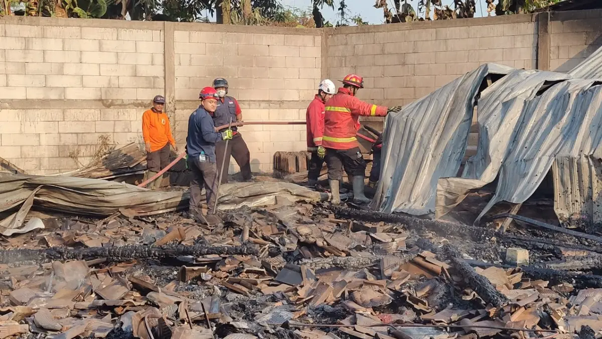 Personel Damkar Boyolali pastikan tidak ada lagi titik api di gudang penyimpanan barang bekas milik toko retail Semoga Jaya di Desa Sobokerto, Kecamatan Ngemplak, Kabupaten Boyolali, Jumat (21/8/2026). (DOK.DAMKAR BOYOLALI)
