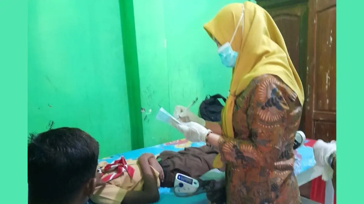 Petugas puskesmas memeriksa kondisi murid SMPN 6 Boyolali yang diduga mengalami gejala keracunan setelah mengonsumsi menu MBG. (ISTIMEWA)