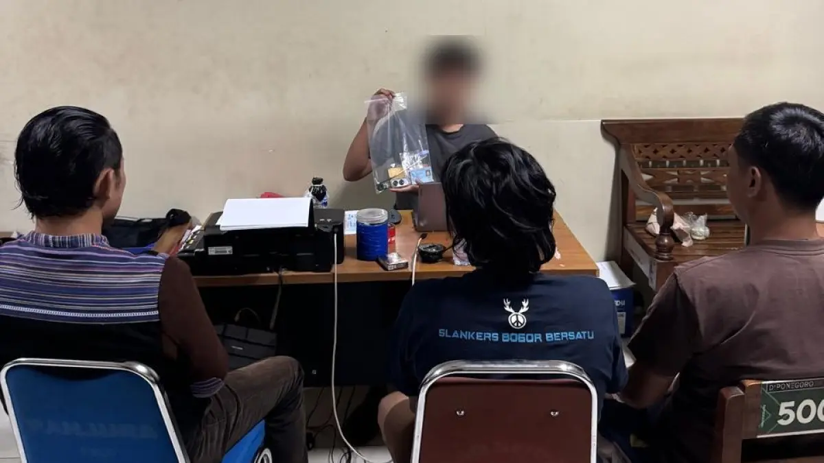 Dua pengguna sabu yang dibekuk di sebuah rumah kos di Kecamatan Sukoharjo Kota sedang diperiksa di Mapolres Sukoharjo. (DOK. POLRES SUKOHARJO)