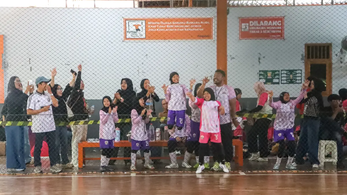 Ekspresi para peserta dan orang tua ikut happy saat tim kebanggannya bisa cetak gol.