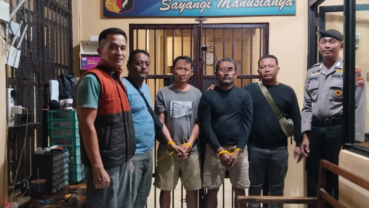  Joko Triyono alias Keple (tiga dari kanan) dan Sutrisno alias Tris alias Bronjong (tiga dari kiri) dibekuk anggota Polres Sragen. (ISTIMEWA)  