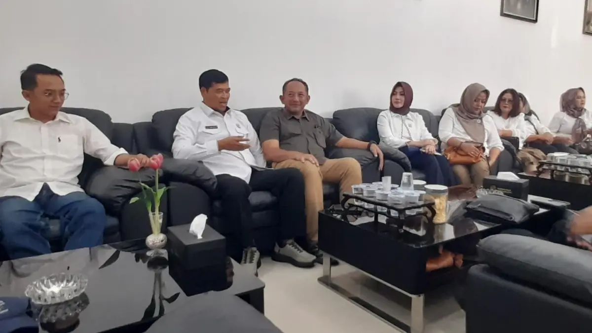 Ketua Pengprov PTMSI Jateng, Brigjen Pol (Purn) Drs Lukas Arry Dwiko Utomo CRP, saat berkunjung ke rumah dinas Bupati Karanganyar, akhir pekan. (RUDI HARTONO/RADAR SOLO)