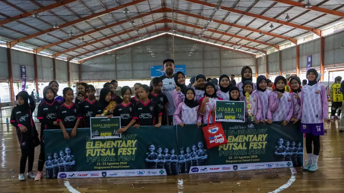 MIM PK Kartasura  (kanan) putri jadi juara ketiga Elementary Futsal Fest 2026, sementara tim putri SDN Manang jadi juara harapan. (M. Ihsan/Radar Solo)