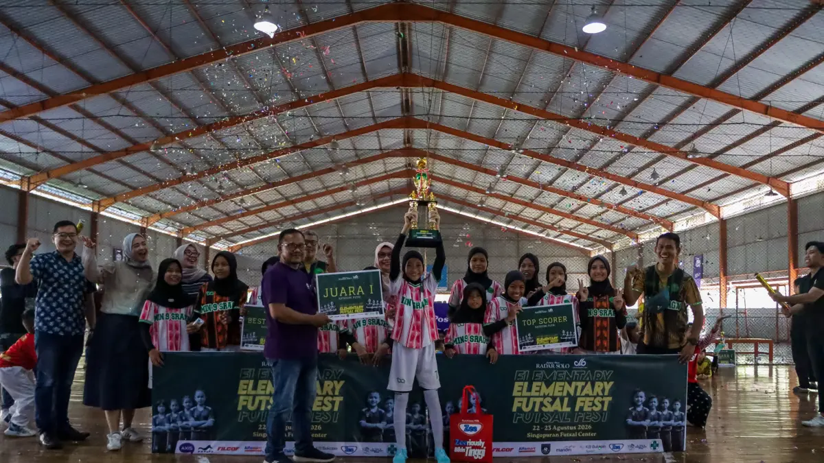 MIN 9 Sragen putri sukses jadi juara Jawa Pos Radar Solo Elementary Futsal Fest 2026. (M. IHSAN/RADAR SOLO)