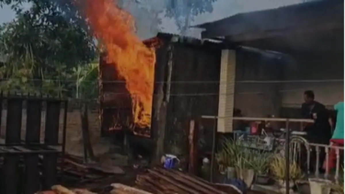 Oven kayu milik Joko Waluyo, warga Kampung Gajihan RT 02 RW 07, Kelurahan Banmati, Kecamatan Sukoharjo Kota terbakar, Minggu (23/8). (Dok. Damkar Sukoharjo)