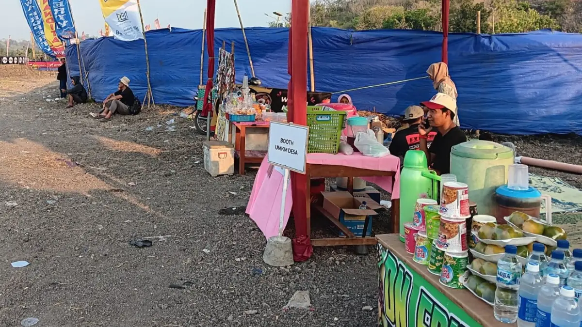 Para pelaku UMKM lokal yang menjajakan aneka makanan dan minuman di Sirkuit Bokong Semar, kawasan wisata Rowo Jombor, Desa Krakitan, Kecamatan Bayat, Klaten, Sabtu–Minggu (22–23/8/2026). (Angga Purenda/Radar Solo)