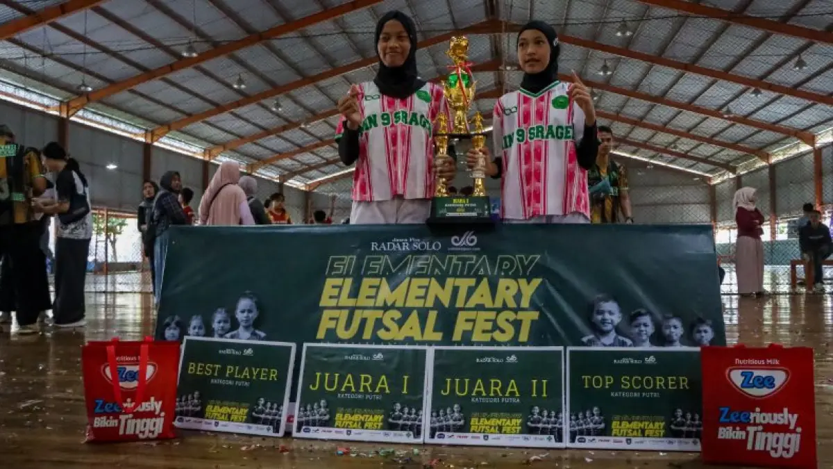 Pemain tim futsal putri MIN 9 Sragen raih penghargaan individu di ajang Elementart Futsal Fest 2026. (M. Ihsan/Radar Solo)