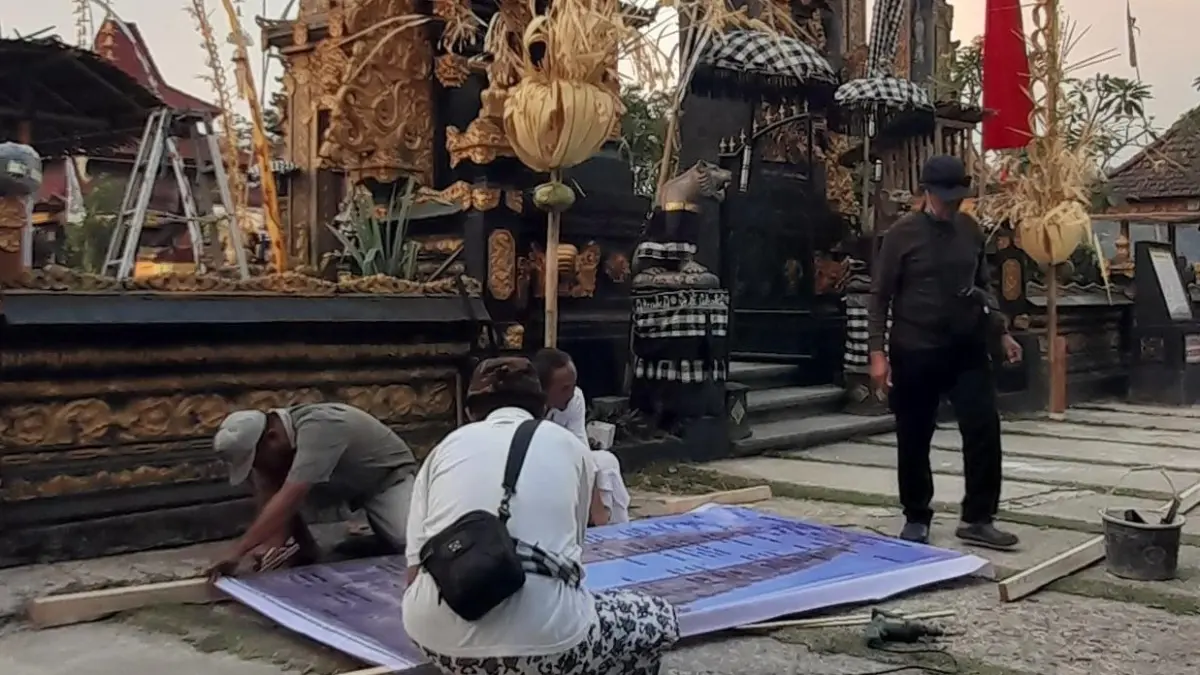 Persiapan upacra Piodalan di Pura Petilasan Kyai Ageng Pemacekan Karanganyar. (RUDI HARTONO/RADAR SOLO)