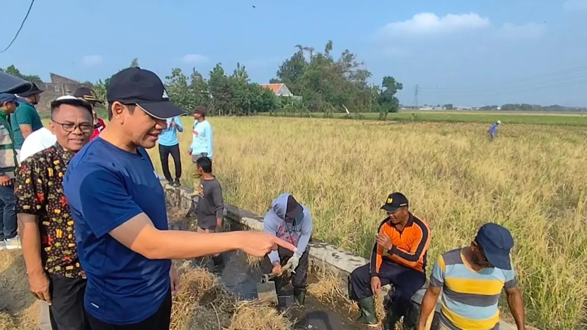 Plt Bupati Sukoharjo Eko Sapto Purnomo tinjau irigasi TOR 14 Dam Colo di Mojolaban, belum lama ini. (IWAN KAWUL/RADAR SOLO)