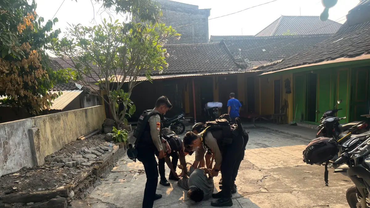 Pria mengamuk di Gilingan, Banjarsari, diamankan Tim Sparta Polresta Solo. (A. Christian/Radar Solo)