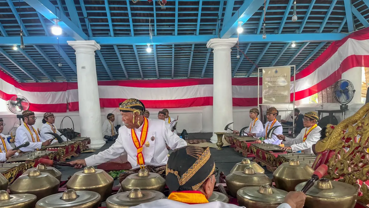 Prosesi Adat Miyosaken Gamelan Sekaten, Rabu (19/8) berbuntut somasi. (M Ihsan/Radar Solo)