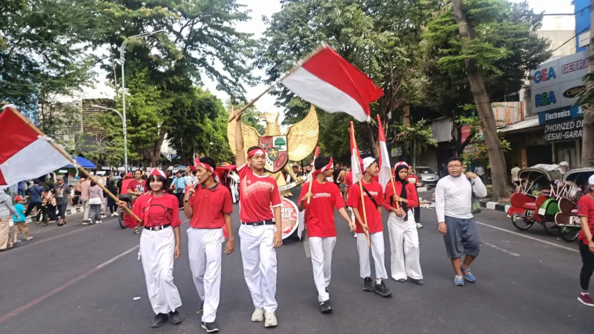 Ratusan siswa SMA, SMK, dan SLB se Solo dan Sukoharjo bentangkan bendera di Solo Car Free Day (CFD) Jalan Slamet Riyadi, Minggu (23/8). (Alfida Nurcholisah/Radar Solo)