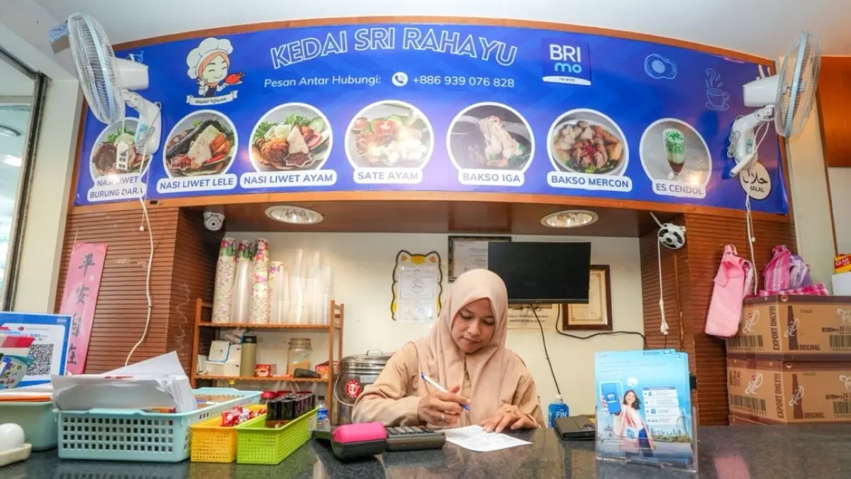 Sri Purwanti di kedainya. Berlokasi di No. 36, Aiguo E Rd, Zhongzheng District, Taipei—tak jauh dari Taipei Grand Mosque, restoran ini menjadi jujugan utama diaspora Indonesia dan komunitas Muslim untuk menikmati masakan otentik Nusantara. (DOK.BRI)