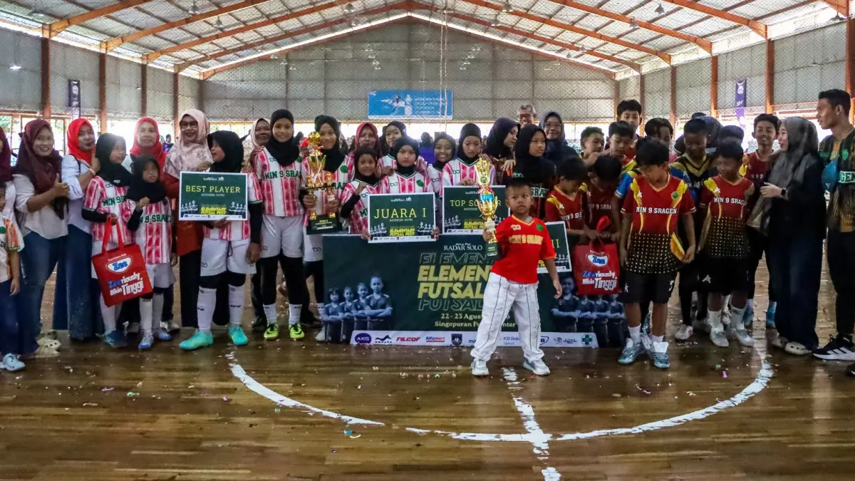 Tim putra dan putri MIN 9 Sragen usai menjalani kompetisi Jawa Pos Radar Solo Elementary Futsal Fest 2026 di Futsal Center Singopuran, Kartasura, Sukoharjo, Minggu (23/8/2026).