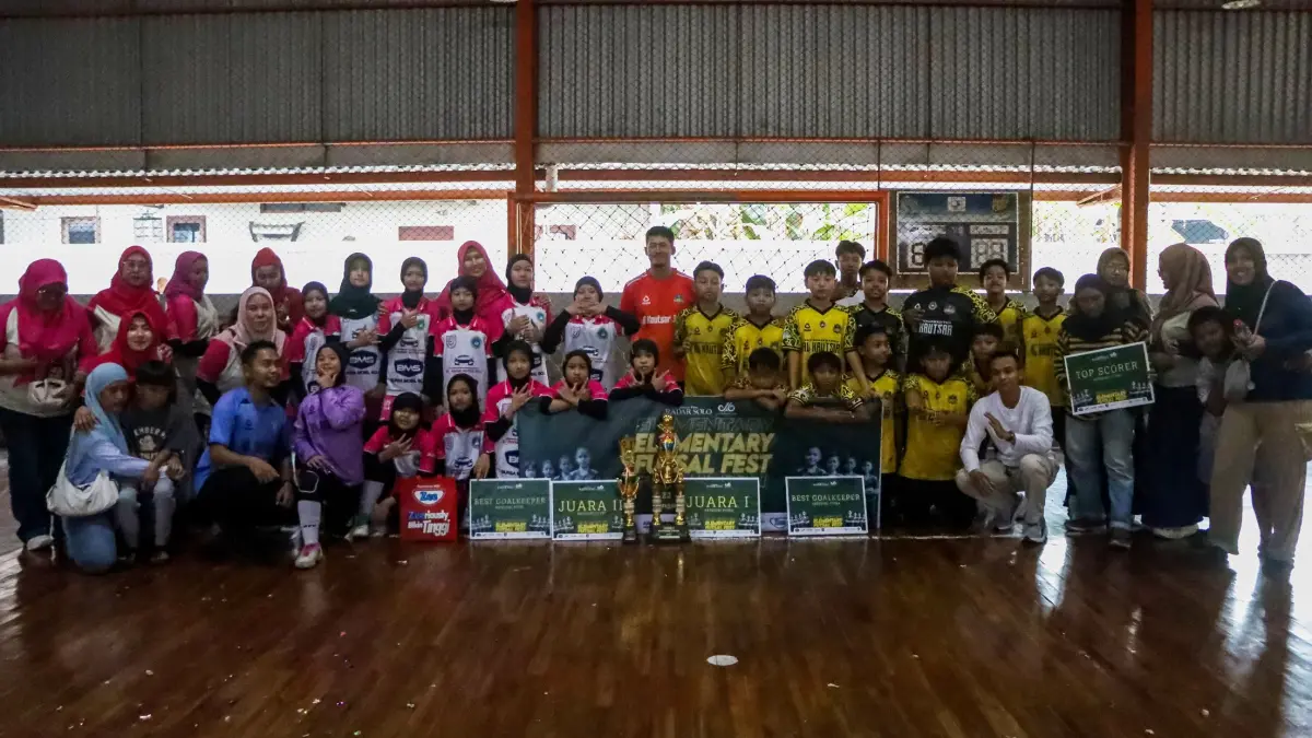 Tim putra dan putri SDIT Muhammadiyah Al Kautsar Kartasura bawa pulang dua piala dari ajang Elemantary Futsal Fest 2026. (M. Ihsan/Radar Solo)