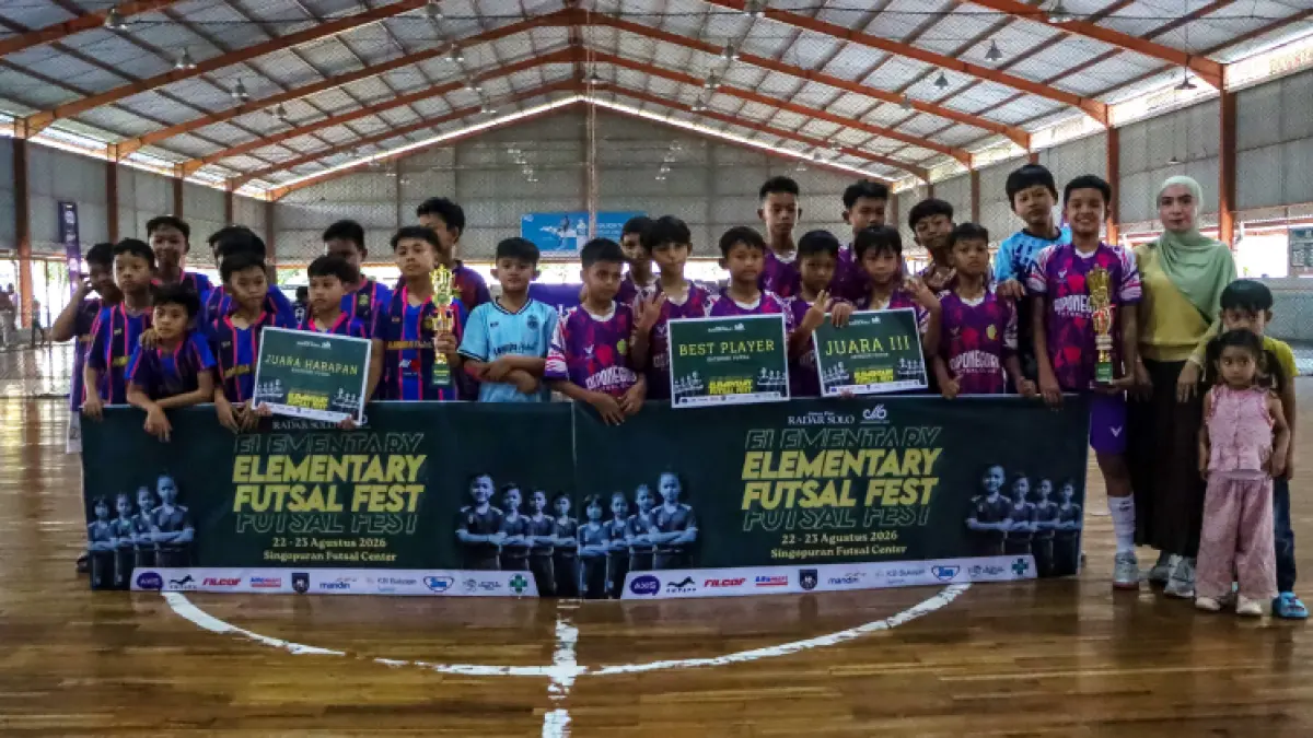 Tim putra SD Diponegoro Solo jadi juara ketiga, sementara &nbsp;SD PTQ Annida Salatiga finis dengan piala harapan di ajang Jawa Pos Radar Solo Elementary Futsal Fest Radar Solo 2026. (M. Ihsan/Radar Solo)