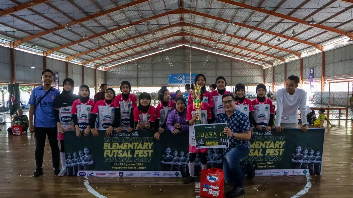 Tim putri SDIT Al Kautsar Kartasura jadi runner up Jawa Pos Radar Solo Elementary Futsal Fest 2026. (M. Ihsan/Radar Solo)