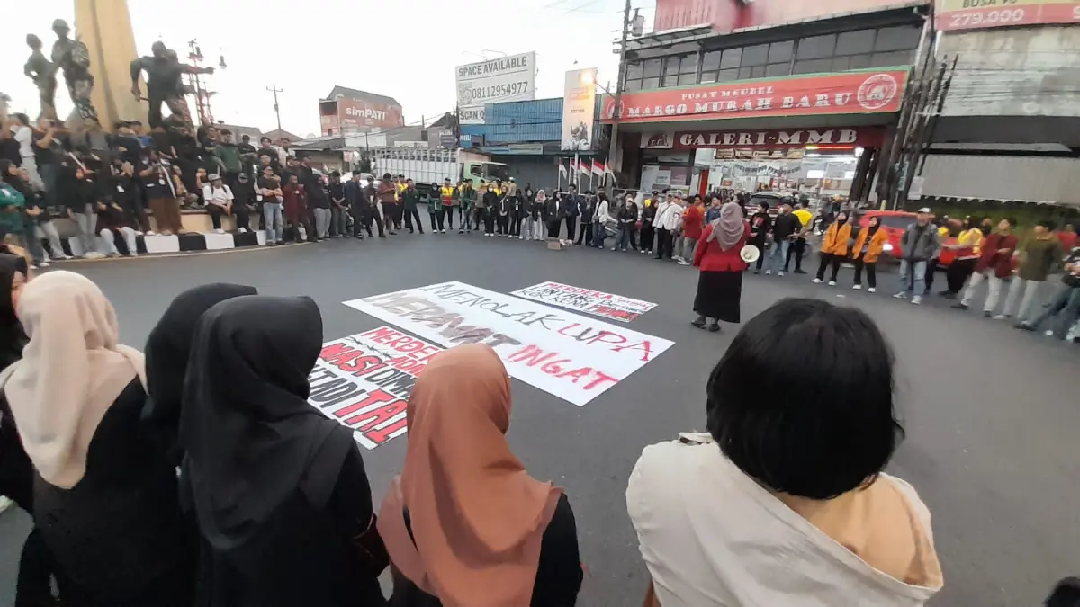  Aliansi BEM Solo Raya demo di Tugu Kartasura, Senin petang (24/8). (IWAN KAWUL/RADAR SOLO) 