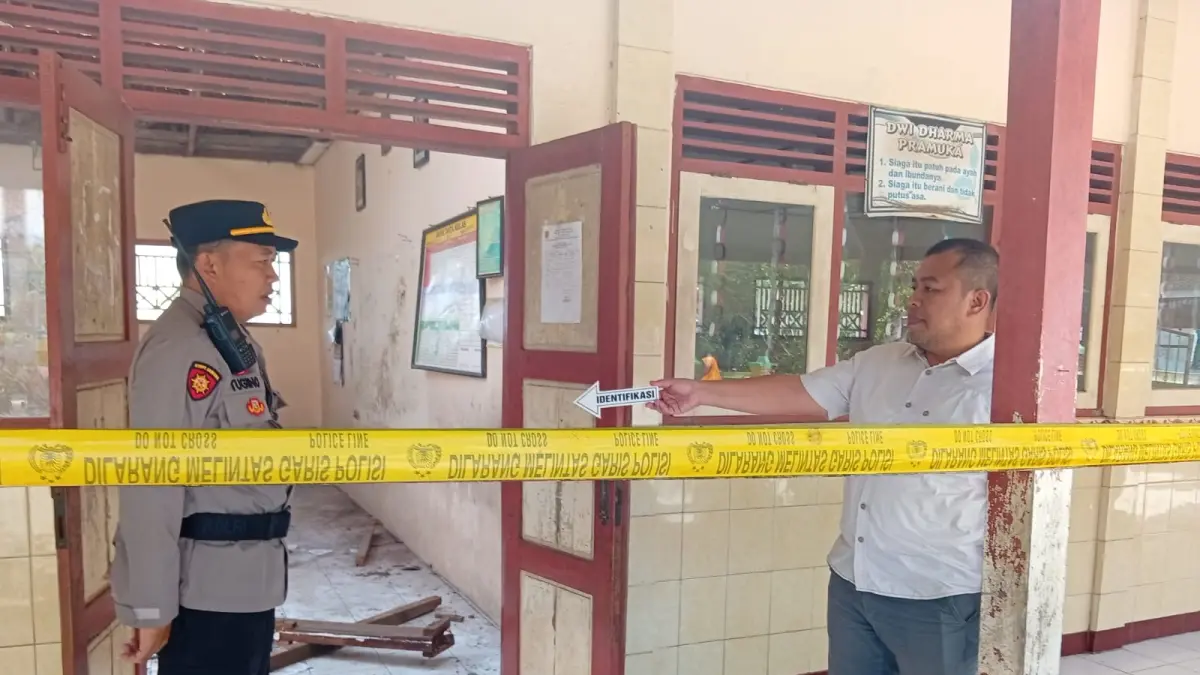 Atap SDN Karanganyar 3 di Dusun Bulu, Desa Karanganyar, Kecamatan Sambungmacan, Sragen ambruk, Senin (24/8/2026). (Ahmad Khairudin/Radar Solo)