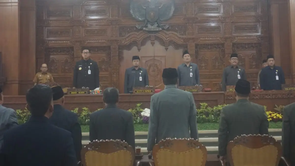 Bupati Klaten Hamenang Wajar Ismoyo (dua dari kiri) saat mengikuti rapat paripurna di Gedung DPRD Klaten, Senin (24/8/2026). (Angga Purenda/Radar Solo)