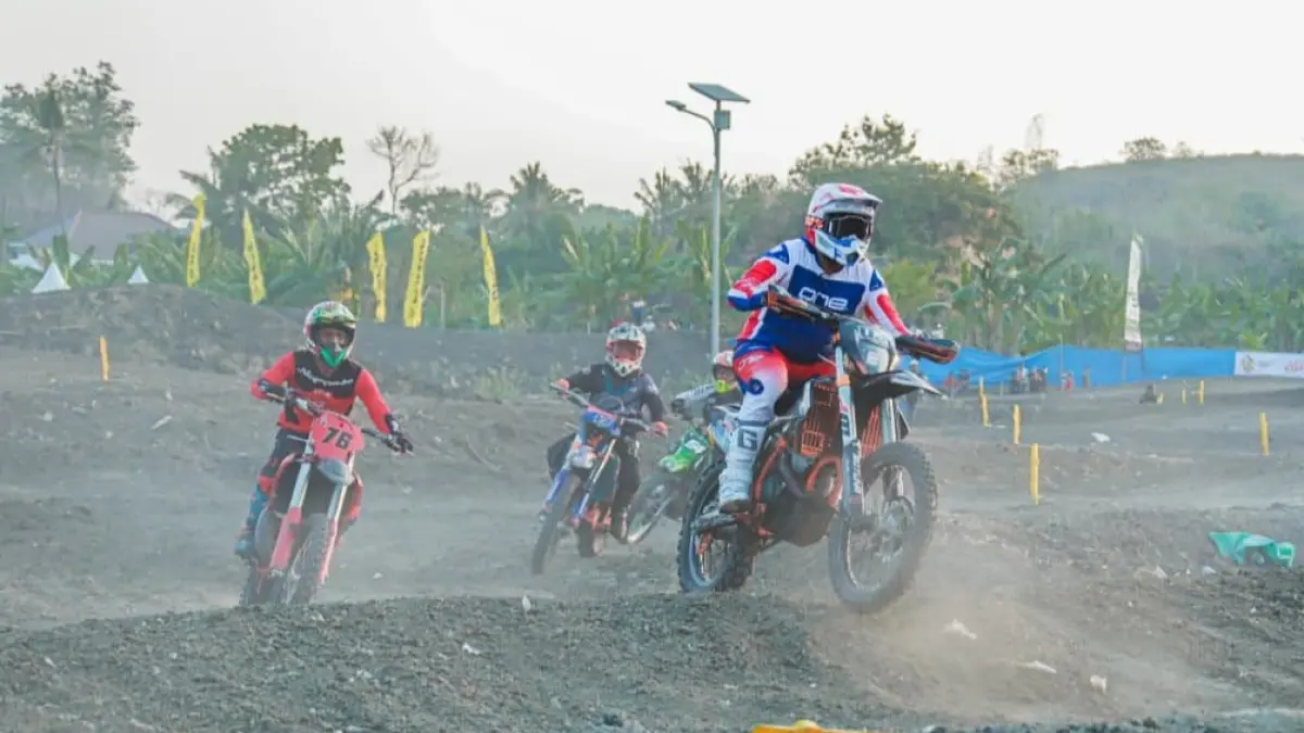 Bupati Klaten Hamenang Wajar Ismoyo saat menjajal Sirkuit Bokong Semar, kawasan wisata Rowo Jombor, Desa Krakitan, Kecamatan Bayat, Klaten, Minggu (23/8/2026). (Dok. Bagian Prokopim Setda Klaten)&nbsp;