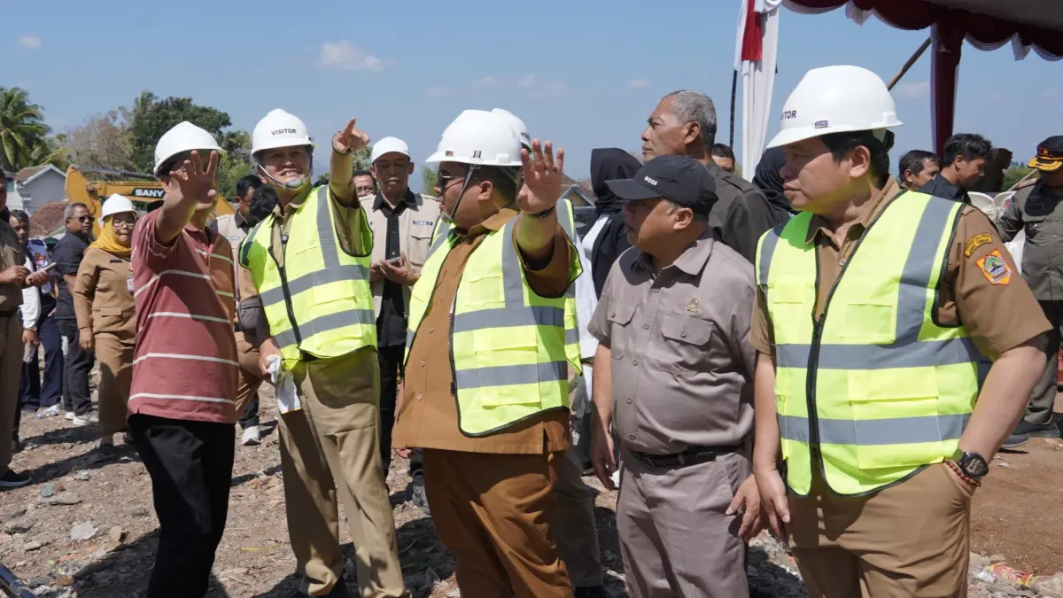 Bupati Wonogiri Setyo Sukarno (dua dari kiri) didampingi Wabup Imron Rizkyarno (tengah) hadiri peletakan batu pertama pembangunan Pasar Slogohimo, Senin (24/8/2026). (IWAN ADI/RADAR SOLO)