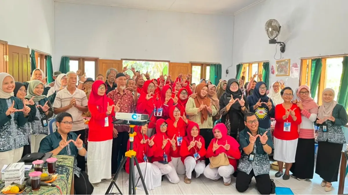 Grup Riset Dinamika Tata Kelola Kependudukan, Prodi Sarjana Terapan Demografi dan Pencatatan Sipil, Sekolah Vokasi UNS gelar sosialisasi Lansia Sehat dan Mandiri di Posyandu Melati Makarti Siwi 6, Lingkungan Kerdukepik, Kelurahan Giripurwo, Kecamatan/Kabupaten Wonogiri, Jawa Tengah. (DOK.UNS)