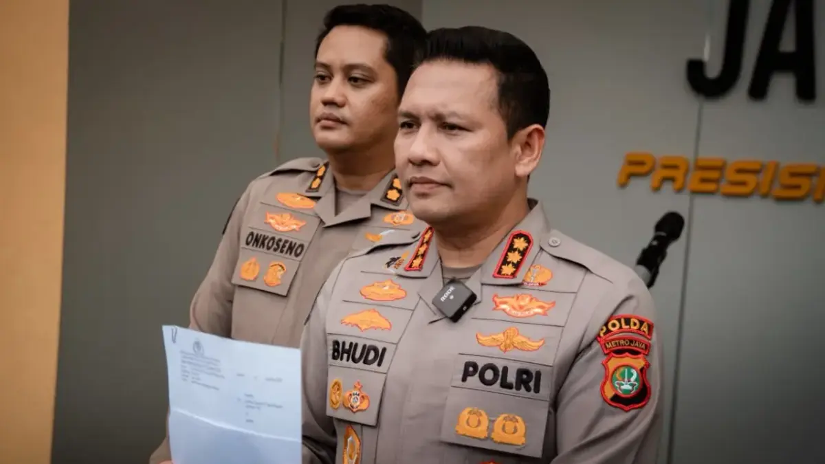 Kabid Humas Polda Metro Jaya Kombes Budi Hermanto menunjukkan surat permohonan penundaan transaksi rekening koordinator AMPB di Jakarta, Senin (24/8/2026). (Polda Metro Jaya)