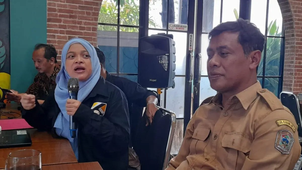 Kepala Desa Karang Dwi Purwoto (kanan) bersama perwakilan Kofika. (Rudi Hartono/Radar Solo)