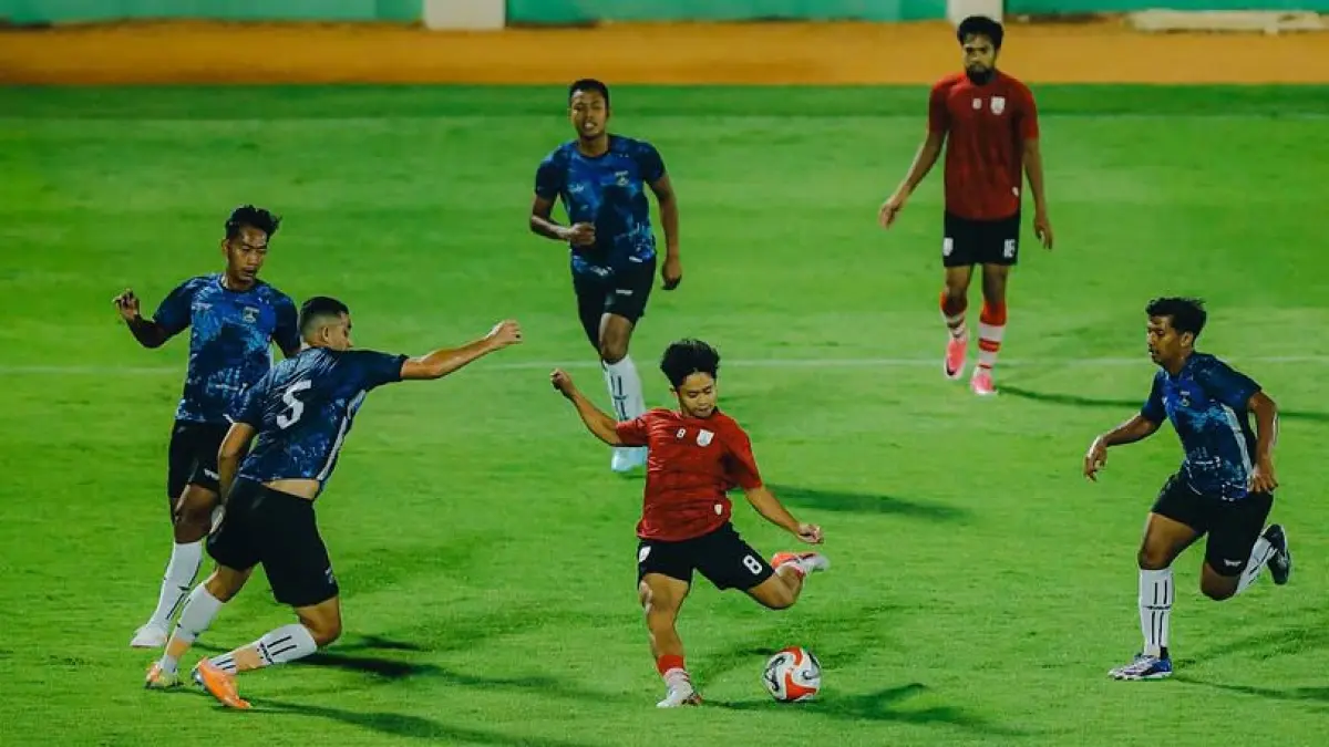 LINCAH: Gelandang Persis Solo Fandy Ahmad dikawal empat pemain Persekabpas Pasuruan dalam sebuah laga uji coba di Stadion Kebogiro, Minggu malam (23/8/2026). (TIM MEDIA PERSIS SOLO)