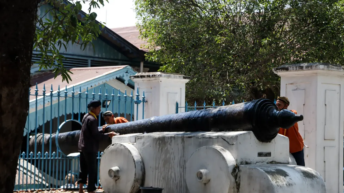 Meriam Kyai Setomi dijamasi jelang Grebeg Maulud, Senin (24/8/2026). (M Ihsan/Radar Solo)