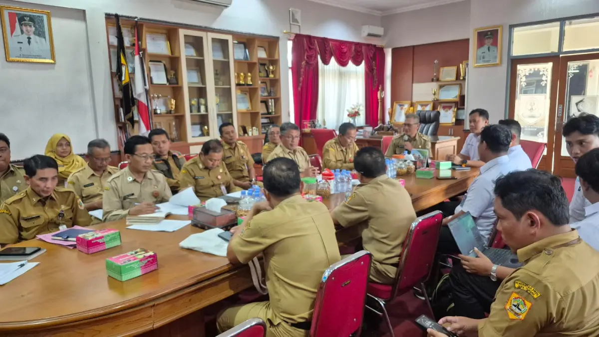  Perum Perhutani KPH Surakarta audiensi dengan Bupati Wonogiri Setyo Sukarno (pegang mic) belum lama ini. (IWAN ADI/RADAR SOLO)