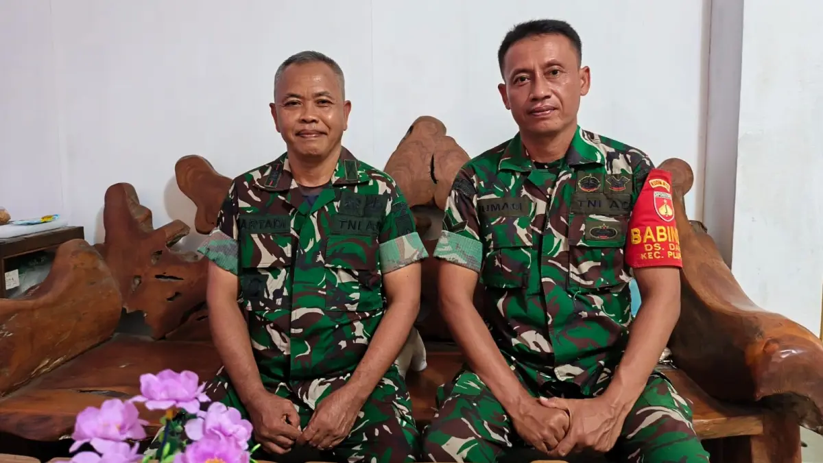Sersan Dua (Serda) Jumadi (kanan), Babinsa Koramil 20/Plupuh Kodim 0725/Sragen tangkap pelaku pencurian. (Ahmad Khairudin/Radar Solo)
