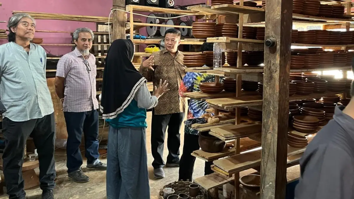 Tim Program Inovasi Seni Nusantara (PISN) ISI Surakarta bersama Universitas Dharma AUB Surakarta bantu pengembangan gerabah putaran miring khas Melikan, Kecamatan Wedi, Klaten. (ISTIMEWA) 