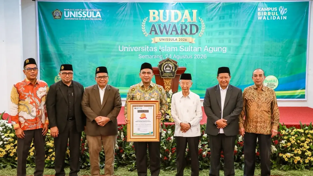 Wagub Jateng Taj Yasin Maimoen menerima penghargaan Budaya Akademik Islami (Budai) Award 2026 dari Universitas Islam Sultan Agung (Unissula) Semarang, Senin (24/8/2026). (PEMPROV JATENG)