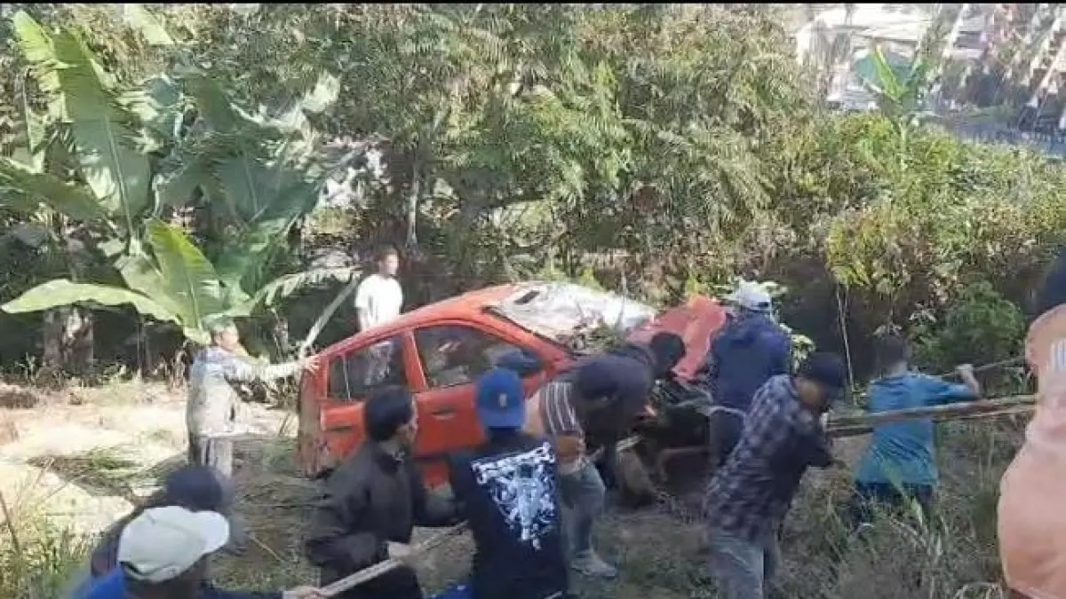 Warga bersama relawan mengevakuasi mobil yang terjun ke jurang di Jalan Tawangmangu-Matesih, Desa Nglebak, Kecamatan Tawangmangu, Karanganyar, Senin (24/8/2026). (Rudi Hartono/Radar Solo) 