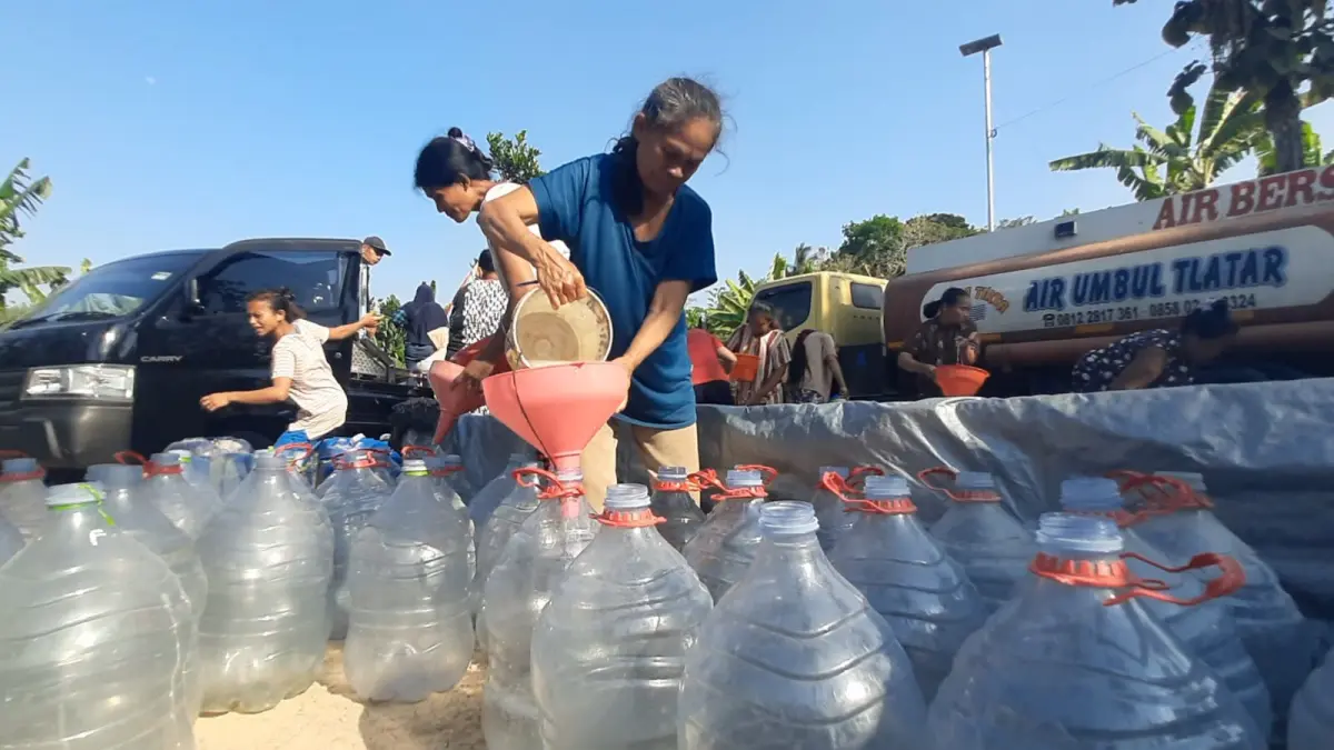 Warga Boyolali yang terdampak kekeringan mendapat kiriman bantuan air bersih. (ABDUL KHOFID/RADAR SOLO)