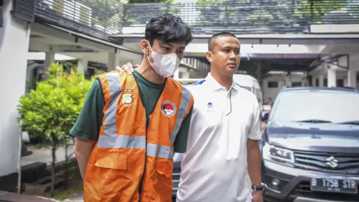 Aktor Revaldo saat ditangkap polisi atas kasus penyalahgunaan narkoba pada 2023 lalu. (ANTARA FOTO/Galih Pradipta)