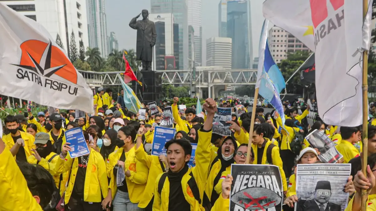 Ilustrasi sejumlah mahasiswa menggelar aksi demo berjalan kaki menuju Bundaran Hotel Indonesia, Jakarta, Jumat (12/6/2026).