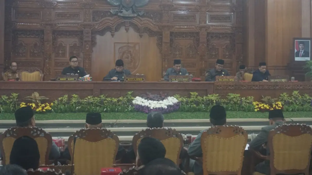 Ketua DPRD Klaten Edy Sasongko memimpin rapat paripurna dengan agenda Penetapan dan Pengambilan Nomor Urut Calon Wakil Bupati (Cawabup) Klaten Sisa Masa Jabatan Tahun 2025–2030 di Gedung DPRD Klaten, Senin (24/8/2026). (Angga Purenda/Radar Solo)
