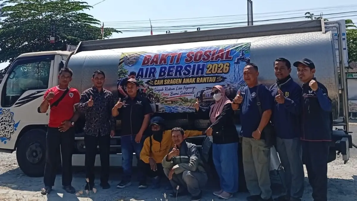 Komunitas Cah Sragen Anak Rantau (CSAR) kirim bantuan air bersih ke daerah terdampak kekeringan di Kabupaten Sragen, Selasa (25/8/2026). (Ahmad Khairudin/Radar Solo)