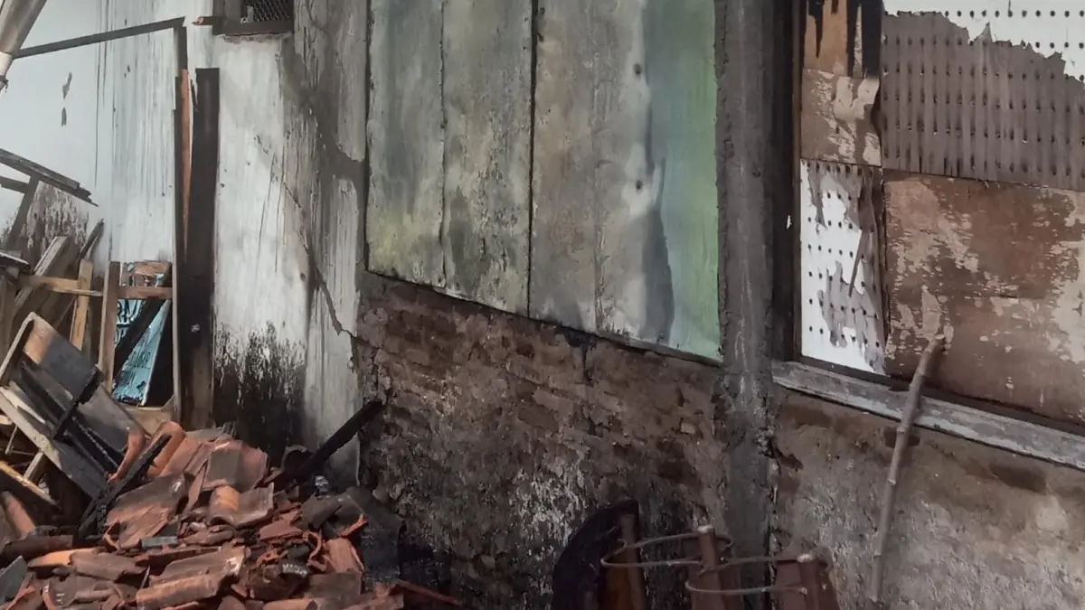 Kondisi dapur TK Harjosari 2, Karangpandan, Karanganyar yang terbakar diduga dipicu pembakaran sampah, Selasa (25/8/2026). (Rudi Hartono/Radar Solo)
