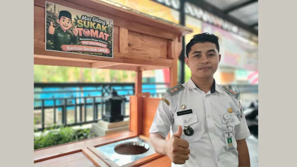 Lurah Gilingan Galih Kusuma Atmaja berpose di depan gerobak angkringan yang akan diserahkan kepada pekerja seks untuk membuka lembaran baru kehidupan. (ISTIMEWA)