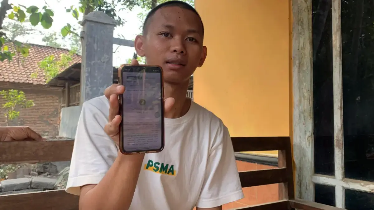 Lutfi, anak Timbul, tukang becak di Kulonprogo menunjukkan status desil 9, membuat dirinya terancam tak bisa bersekolah. (ANOM BAGASKORO/RADAR JOGJA) 
