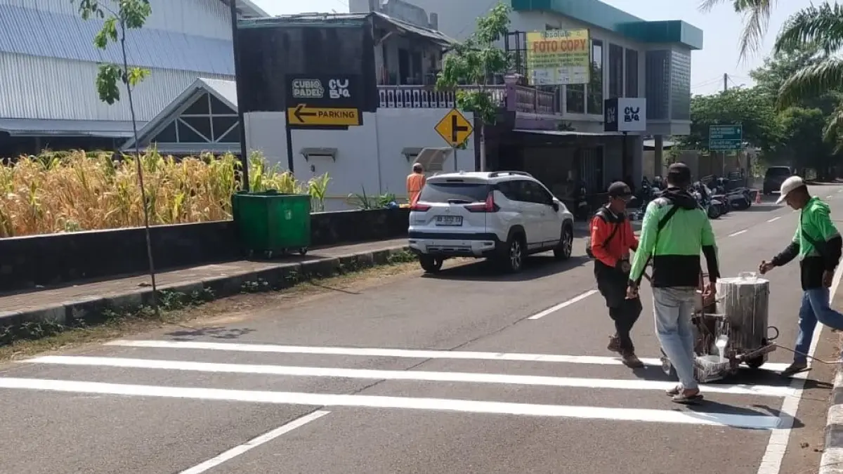 Pembuatan pita penggetar di sejumlah lokasi guna mencegah balap liar di Boyolali. (DOK.DISHUB BOYOLALI) 