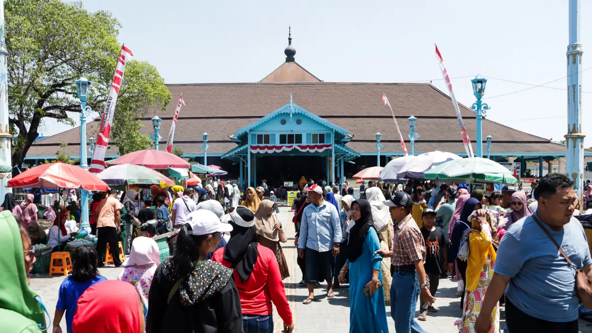 Pengunjung memadati pelataran Keraton Kasunanan Surakarta Hadiningrat yang bertepatan dengan liburan Hari Maulid Nabi, Selasa (25/8). Banyak pengunjung mengira ada Grebeg Maulud, ternyata baru akan digelar Rabu besok (26/8). (M IHSAN/RADAR SOLO)