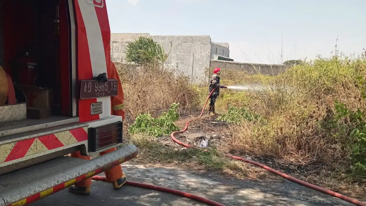 Petugas Damkar Sukoharjo padamkan api yang membakar lahan di Grogol, Selasa (25/8).