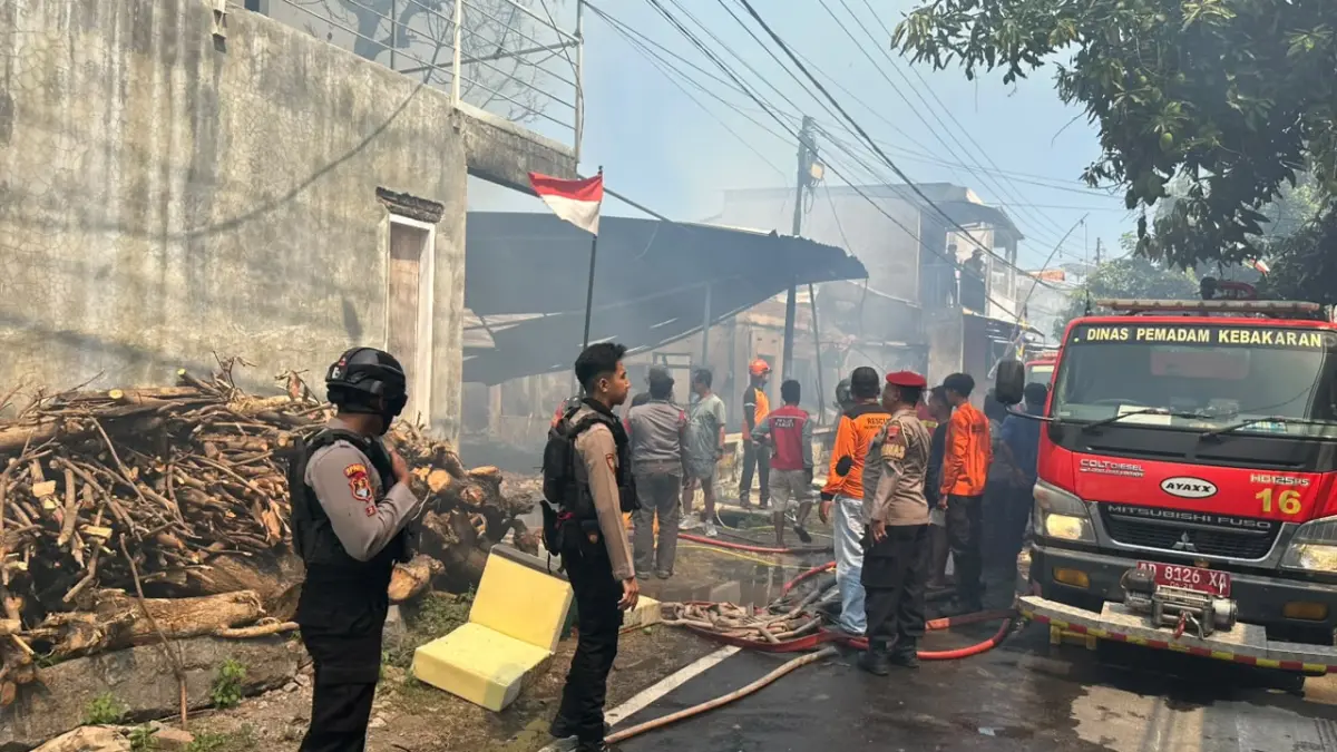 Petugas gabungan memadamkan api yang membakar rumah produksi busa di Pajang, Laweyan, Selasa (25/8/2026). (A Christian/Radar Solo)