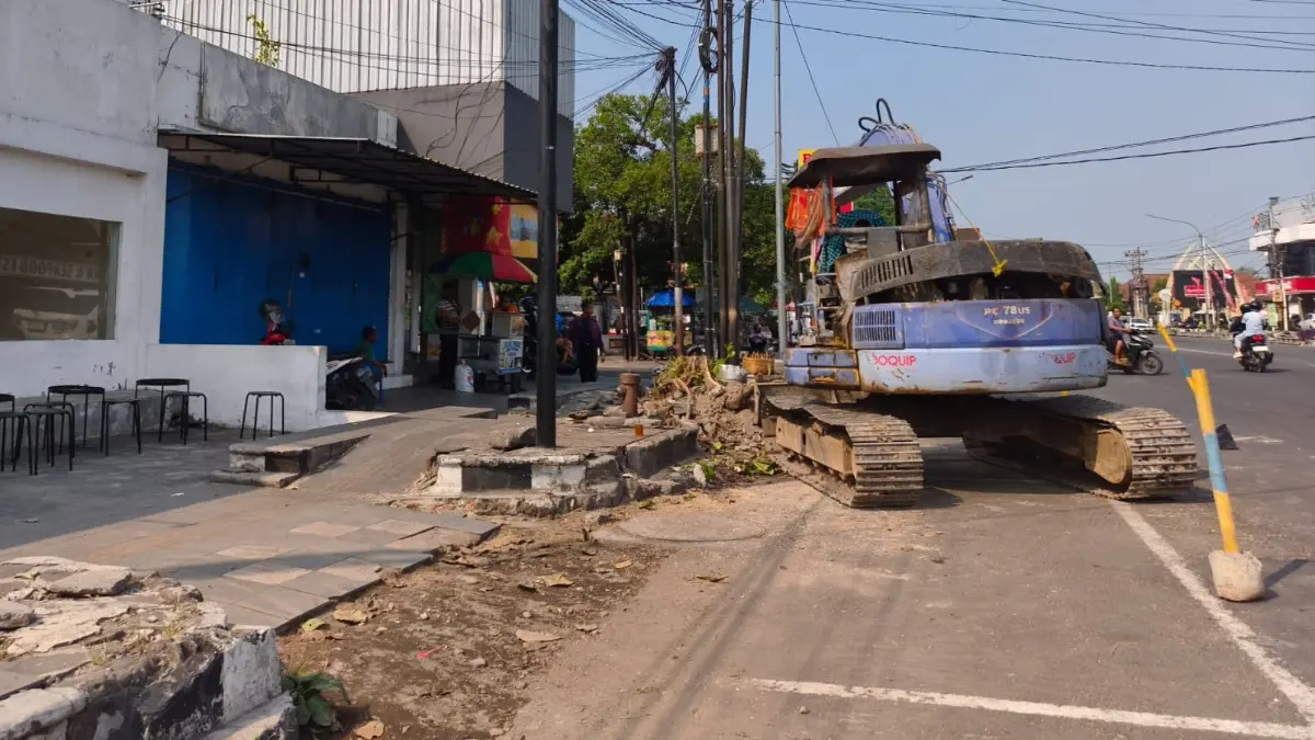 Proyek penataan trotoar dan kawasan perkotaan Sragen. (Ahmad Khairudin/Radar Solo)